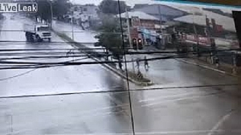 camera giao thong xe tai drift qua giai phan cach hai nguoi di bo qua duong chay troi chet