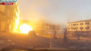 video doi hinh tang t 72 syria don dap tan cong tuyen phong ngu phien quan