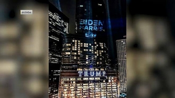 logo biden harris bat ngo duoc thap sang tren toa thap trump