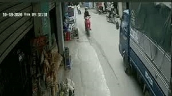 camera giao thong om cua toc do kinh hoang nam thanh nien phi thang vao dau xe tai