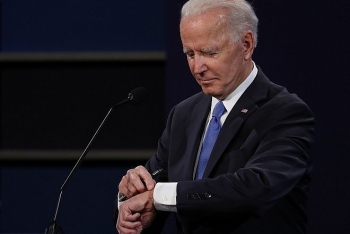 ung vien bau cu biden cham cham nhin vao dong ho trong buoi tranh luan cuoi cung