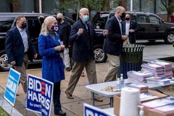 hai ung vien bau cu trump va biden khau chien kich liet o bang chien dia pennsylvania