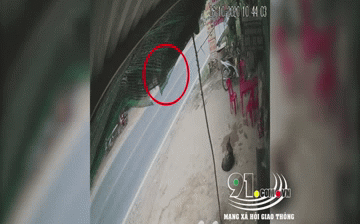 camera giao thong sang duong thieu quan sat nguoi dan ong bat ngo bi xe khach tong vang
