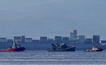 Tàu chiến của Hải quân Hy Lạp bị tàu container tông gãy đôi ngoài khơi