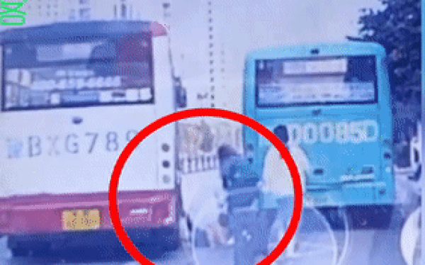 camera giao thong ket chan vao cua xe buyt be gai hoang loan vi bi keo le tren duong