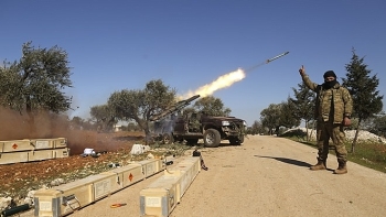 phien quan than tho dong loat doi bao rocket vao can cu quan doi syria