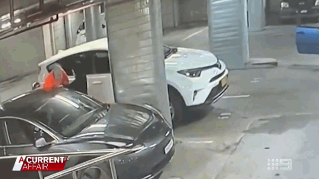 Camera giao thông: Nữ tài xế nhanh trí dọa 2 tên trộm ô tô giật mình "bỏ của chạy lấy người"