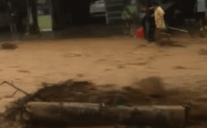 Video: Cụ ông bị cuốn trôi giữa dòng lũ dữ, người dân hoảng hốt lao ra cứu
