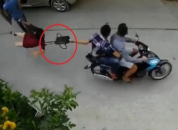video dang buoc len o to nguoi phu nu bat ngo bi giat tui xach nga dap mat xuong duong
