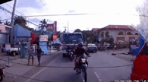 camera giao thong xe tai mat kiem soat lao bang bang tren duong roi dam vang 2 xe may