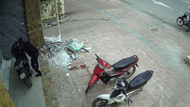video sieu dao chich ra tay nhanh nhu chop be khoa xe sh dung sat cua chua toi 3 giay