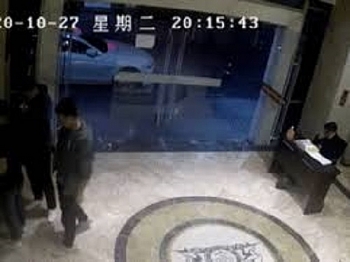 camera giao thong xe dien lao toi nhu ten ban co gai phan ung xuat than cuu ban thoat chet trong gang tac