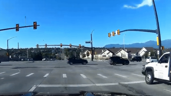 Camera giao thông: Tài xế chạy xe kiểu "tự sát", bất ngờ lao thẳng qua giao lộ đông đúc