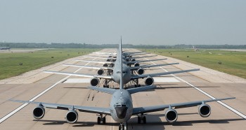 KC-135 Mỹ thị uy với màn 'Voi đi bộ'