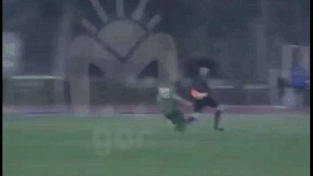 Video: Thua trận, cầu thủ cay cú lao vào đuổi đánh 2 trọng tài trên sân