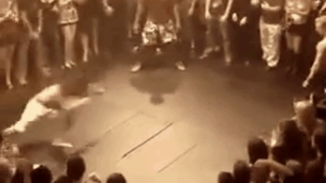 Video: Sau màn "làm màu" thái quá, võ sĩ bị đối thủ hạ gục chỉ bằng một cú đấm