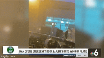 hanh khach lieu linh mo cua thoat hiem di bo tren canh may bay dang di chuyen