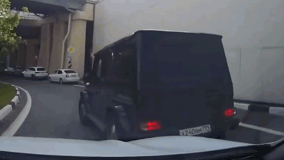 Video: "Tay súng" bí ẩn từ Mercedes-Benz nã đạn như mưa vào ô tô phía sau