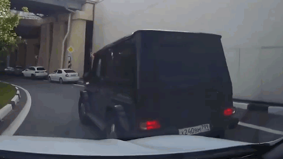 video tay sung bi an tu mercedes benz na dan nhu mua vao o to phia sau
