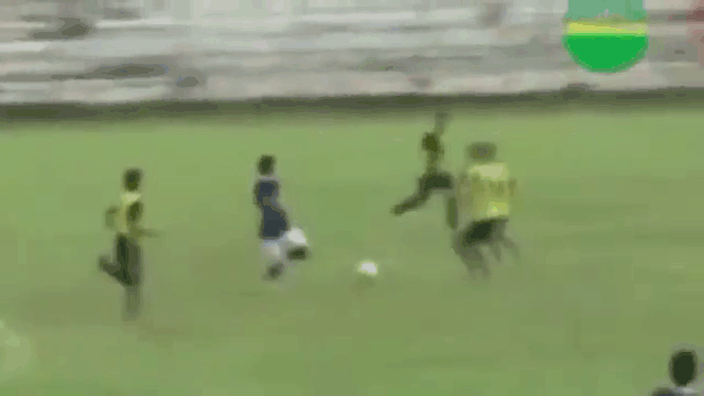 video di bong 74 met tien dao vuot qua 8 cau thu roi ghi ban kho tin