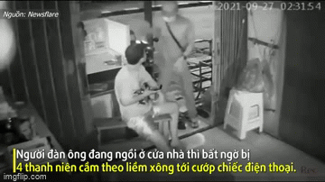 video nhom thanh nien tao ton xong vao nha dan cuop dien thoai