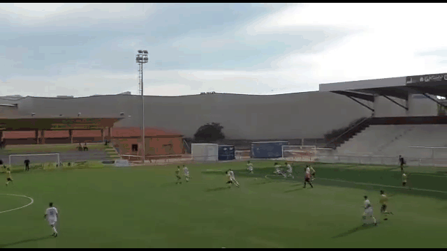 video cau thu lap sieu pham khong tuong tu khoang cach 80 met