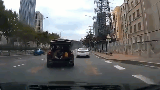 Camera giao thông: Ô tô bất ngờ tăng tốc vượt ẩu khiến thợ chụp ảnh văng xuống đường