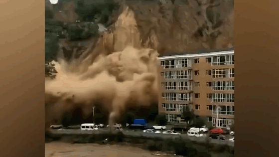 Video: Khoảnh khắc lở đất khủng khiếp cuốn bay nhà cửa dưới chân đồi