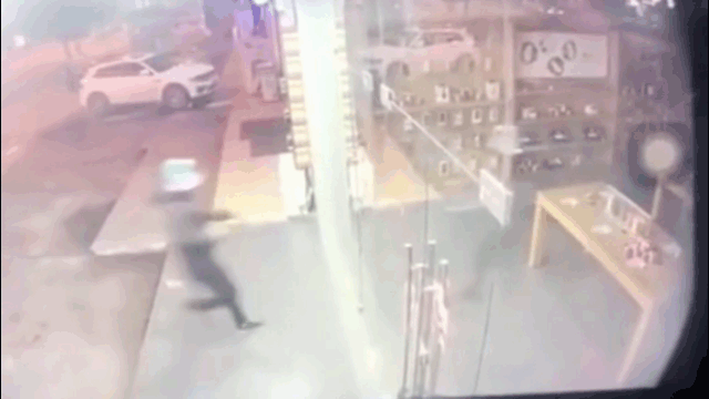 Video: Hì hục phá cửa kính, tên trộm thất vọng vì lấy phải toàn điện thoại mô hình