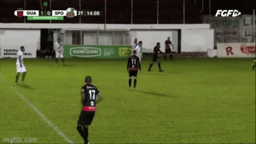 video nhan the vang cau thu cay cu da trong tai bat tinh tren san