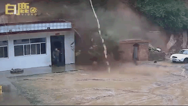 video lo dat kinh hoang 2 nguoi dan ong thoat nan trong gang tac