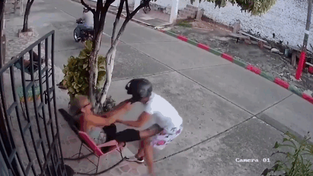 video bi cuop dien thoai bat ngo cu ba co man phan don cuc gat