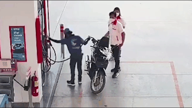 video dam phai ran ho mang nhan vien cay xang la that thanh