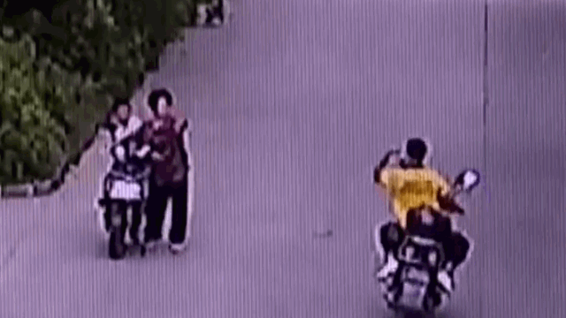 video nam shipper nhat da nem nguoi phu nu sau khi suyt va cham