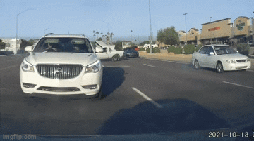 camera giao thong ban tai lat nhao tren duong chiec suv may man tranh duoc va lay