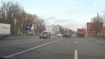 Camera giao thông: Sedan mất lái, vô tình gây họa cho hàng loạt ô tô