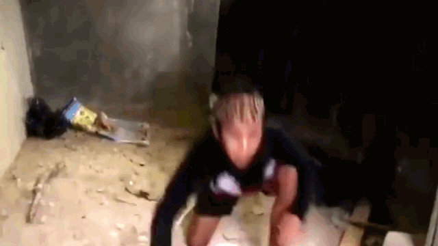 video co gai dung tay khong tom gon ran ho mang chua