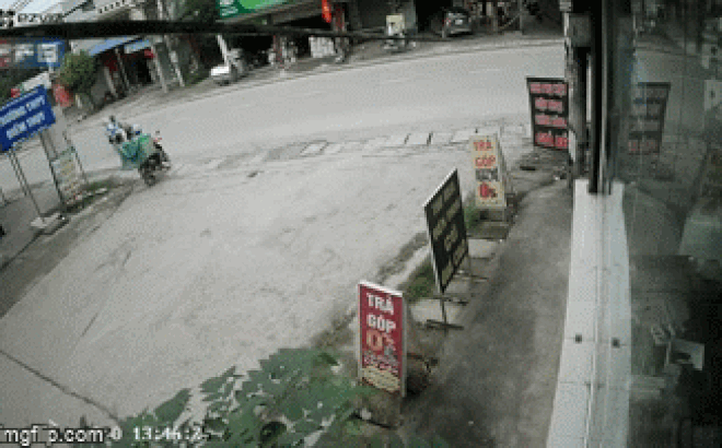 camera giao thong nu sinh bat ngo bi xe tai tong bay ra duong xe dap nam gon duoi gam o to tai