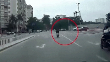 camera giao thong nu tai xe vuot den do bi o to tong bat tinh giua nga tu