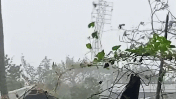 Video: Siêu bão Goni "bẻ phăng" dàn đèn khổng lồ tại sân vận động chỉ trong chớp mắt