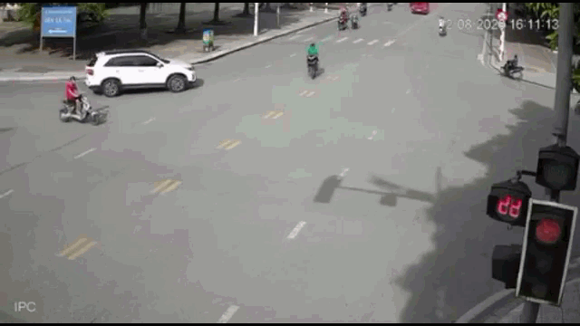 Camera giao thông: Xe máy vượt đèn đỏ gây tai nạn, cà mặt đường tóe lửa