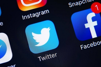 Twitter và Facebook thẳng tay gắn cờ bài đăng của ông Trump, thậm chí "bonus" link hướng dẫn cách bỏ phiếu an toàn