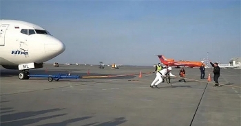 video nguoi dan ong khoe nhat nuoc nga keo may bay boeing 36 tan lap ky luc khong tuong