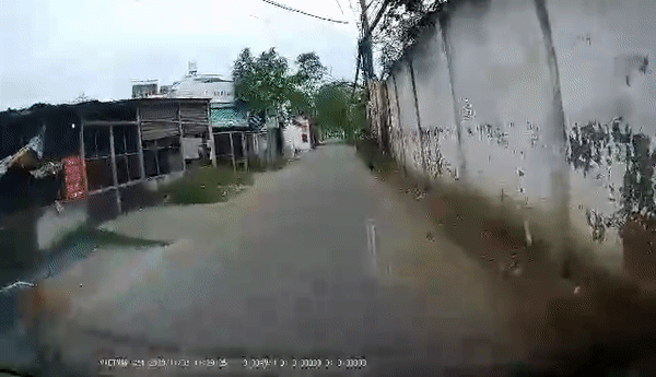 video co gai bi giat dien thoai keo le tren duong