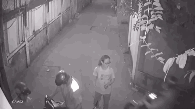 video dung trong hem cho giao hang co gai bi giat dien thoai nhanh nhu mot con loc
