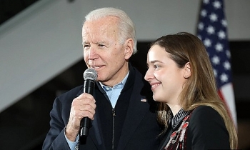 co sinh vien xinh dep luon sat canh ben ong biden la ai