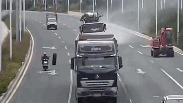 camera giao thong xe tai dang chay bon bon bat ngo vang banh giua duong dap trung nguoi dan ong di xe may