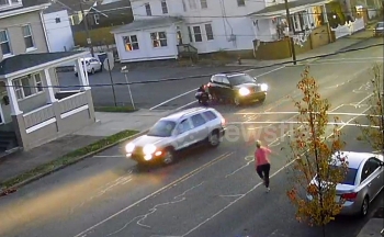 Camera giao thông: SUV vào cua ở ngã tư đúng lúc cậu bé đạp xe vọt qua đầu xe, người đi đường hoảng hốt