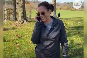doan clip ngan goi dien chuc mung ong joe biden cua ba kamala harris gay bao mang