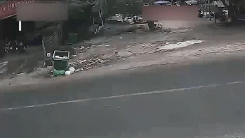 Camera giao thông: Xe tải vào cua bất ngờ lao vào lề đường, trượt dài tông văng 2 xe máy rồi đâm vào nhà dân